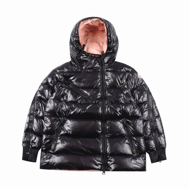 Moncler 蒙口 斜拉链羽绒服 年年红遍天的款。之前拿过或者穿旧的今年一定不要错过了。专柜9700购入 个性十足的一款！袖口超长置顶的大拉链，部分收口和衣身