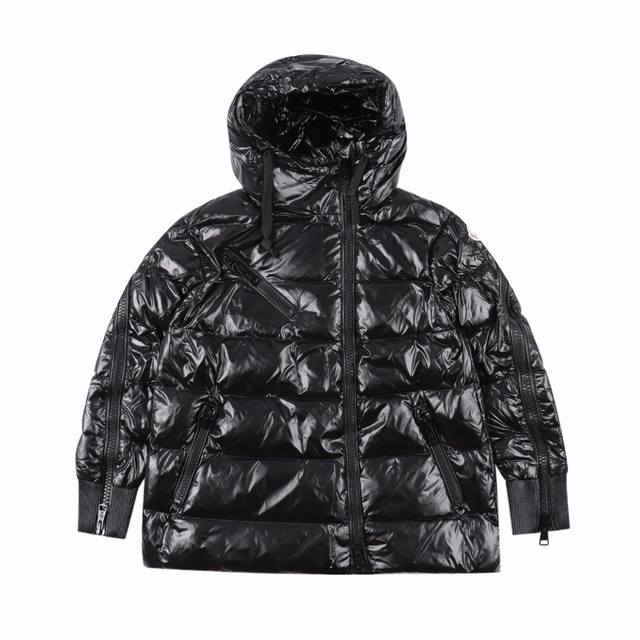 Moncler 蒙口 连帽斜拉链羽绒服 年年红遍天的款。之前拿过或者穿旧的今年一定不要错过了。专柜9700购入 个性十足的一款！袖口超长置顶的大拉链，部分收口和