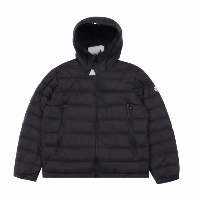 Moncler 蒙口mc Chambeyron手臂徽标连帽羽绒服 Chambeyron轻薄连帽系列系列 采用longue Saison哑光尼龙制成，内里填充物