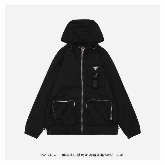 Prada 普拉达 24Fw 三角标多口袋尼龙连帽外套 灵感源自八十年代复古，采用定制面料制作而成，官方同款，面料经过同缸染色工艺处理，手感舒适柔软，既时尚又具