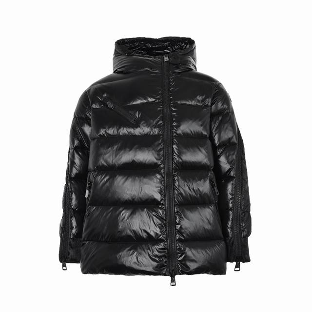 Moncler 蒙口 连帽斜拉链羽绒服 年年红遍天的款。之前拿过或者穿旧的今年一定不要错过了。专柜9700购入 个性十足的一款！袖口超长置顶的大拉链，部分收口和