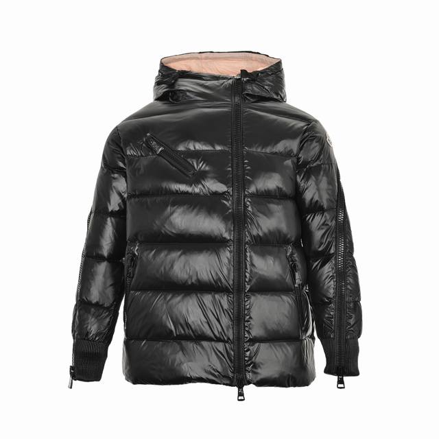 Moncler 蒙口 斜拉链羽绒服 年年红遍天的款。之前拿过或者穿旧的今年一定不要错过了。专柜9700购入 个性十足的一款！袖口超长置顶的大拉链，部分收口和衣身