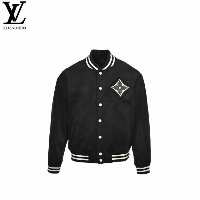 Louis Vuitton 路易威登 24Fw 烫钻四叶草logo 麂皮棒球服夹克外套 这件优雅的轰炸机夹克是由黑色麂皮制作的,胸前有水晶状白色皮革monogr