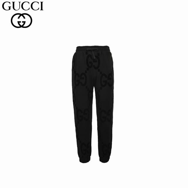 Gucci 古驰 23Fw 双g植绒字母长裤 这款休闲连帽卫衣匠心制作，通体点缀gg植绒效果印花，为日常装束注入现代气息。 此款的工艺必然也是极致非凡，上身的舒