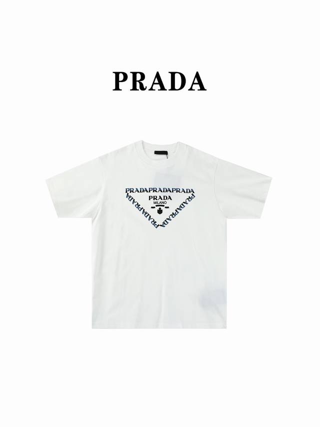 Prada 普拉达24Ss新款三角标拼色字母短袖t恤 采用高质量面料制作而成，无论是日常穿搭还是参加派对，都能展示出您的时尚品味和个性。这款短袖具有舒适的剪裁和