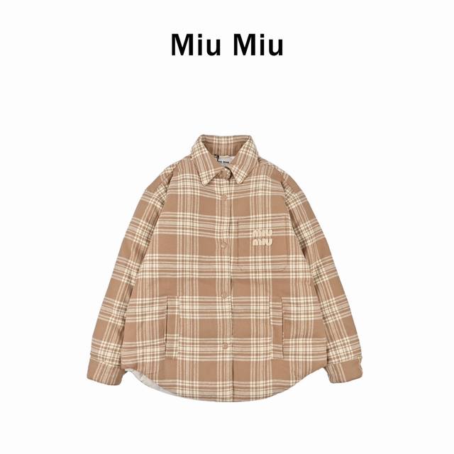 Miumiu 23Ss秋冬新品复古格纹羽绒棉外套 作为秋冬衣橱的重要一员，Miumiu的秋冬新款格纹衬衫领羽绒棉服外套绝对不容错过 羹美这款格纹衬衫领羽绒棉服外