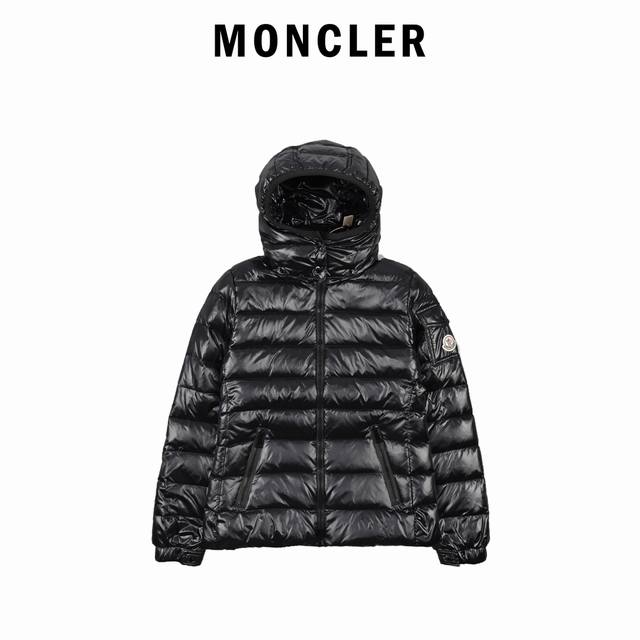 Moncler 蒙口经典王菲同款收款女士连帽羽绒服 Bady是自由创意和感性态度交织在一起的运动美学的蜕变。它柔和地勾勒未来派的魅力，用高科技解读女性婀娜多姿的