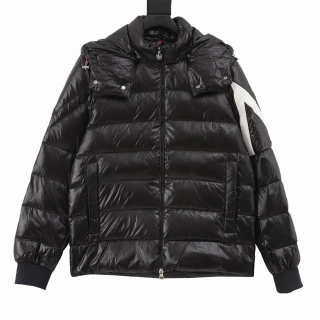 Moncler蒙口fw22Corydale双峰款条纹连帽 帽子可拆卸 王一博同款羽绒服 Moncler 于1952年在法国格勒诺布尔 Grenoble 创立，目