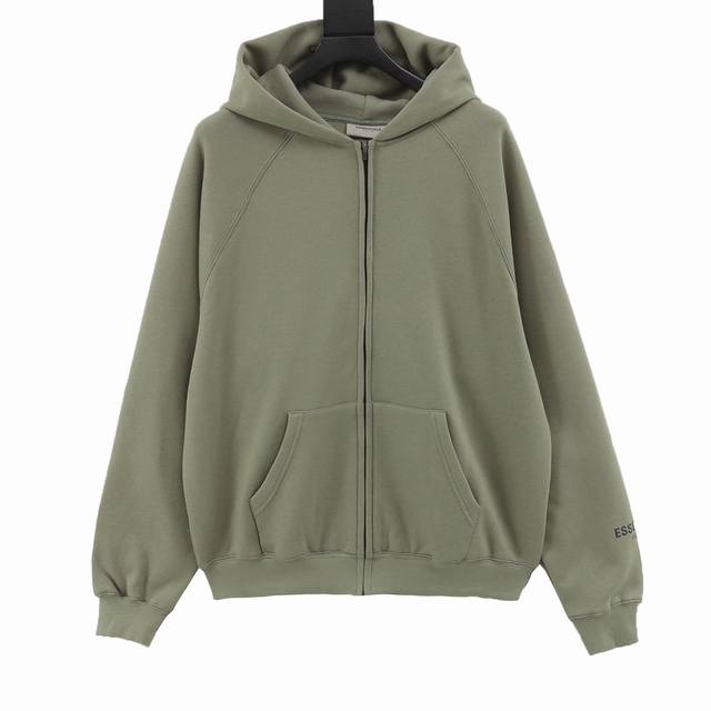 Fear Of God 复线essentials 后背硅胶字母拉链连帽卫衣 款essentials字母logo改为类似厚板硅胶刻字膜材质。后背胶标也从以往的米白