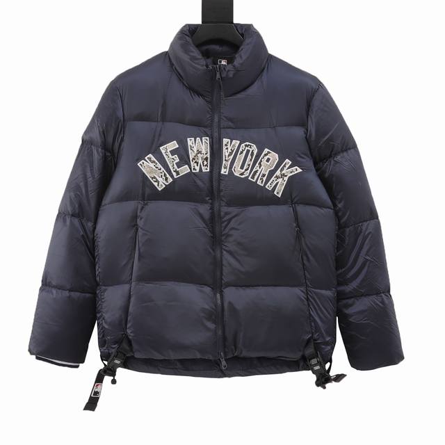 Kith & Mlb 联名款蟒纹刺绣字母羽绒服 独家采用原版一致单层布料做法 非市面通货内加胆布 ，采用单层布料考验了布料及羽绒必须要达标，防止跑绒，并保证手感