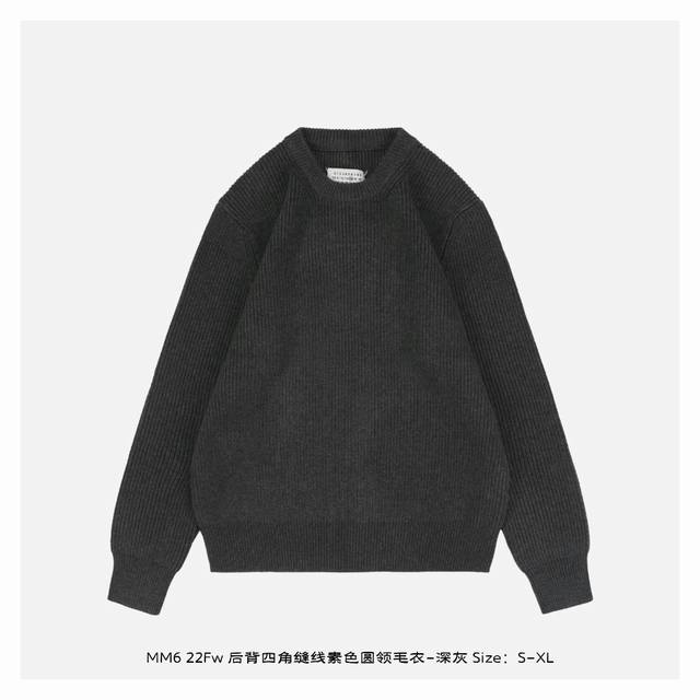 Maisonmargiela 马吉拉 22Fw 后背四角缝线素色圆领毛衣-深灰 热门经典款，符合当下archive调性，整件选用了85棉10羊绒5氨纶为原料，1