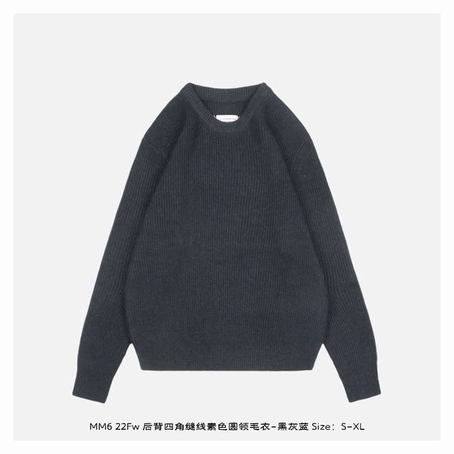 Maisonmargiela 马吉拉 22Fw 后背四角缝线素色圆领毛衣-黑灰蓝 热门经典款，符合当下archive调性，整件选用了85棉10羊绒5氨纶为原料，