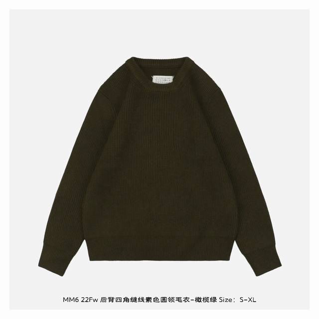 Maisonmargiela 马吉拉 22Fw 后背四角缝线素色圆领毛衣-橄榄绿 热门经典款，符合当下archive调性，整件选用了85棉10羊绒5氨纶为原料，