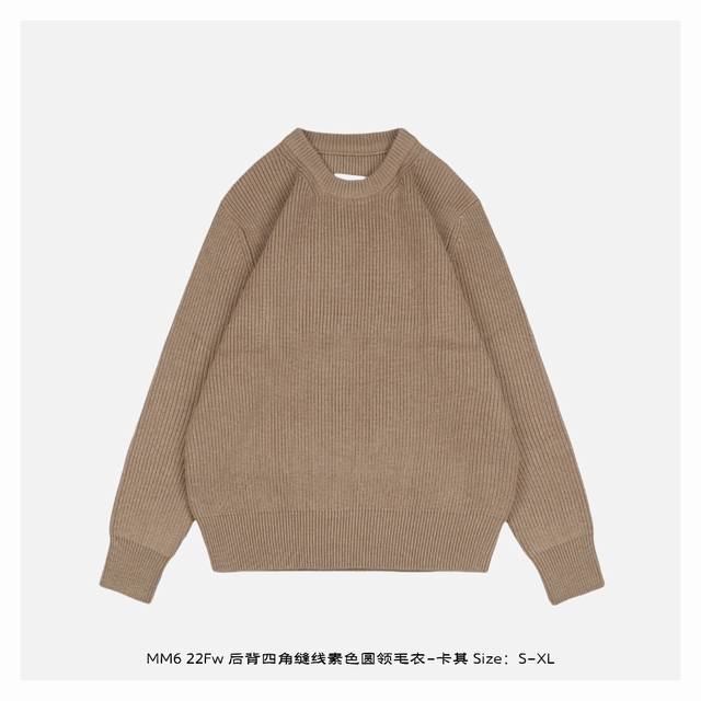 Maisonmargiela 马吉拉 22Fw 后背四角缝线素色圆领毛衣-卡其 热门经典款，符合当下archive调性，整件选用了85棉10羊绒5氨纶为原料，1