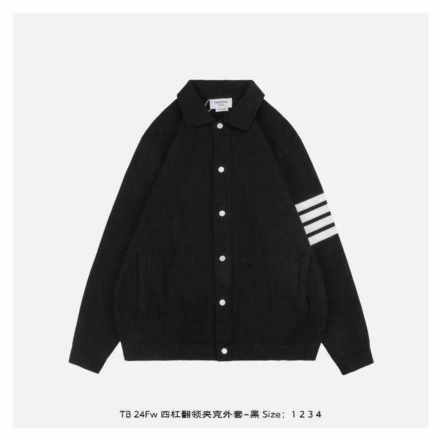 Thom Browne 24Fw 四杠翻领夹克外套-黑 采用混纺材质面料，柔顺保暖，抗起球性能好，采用进口无缝电脑横机全卷边编织，单件机编时间超过90分钟，胚身