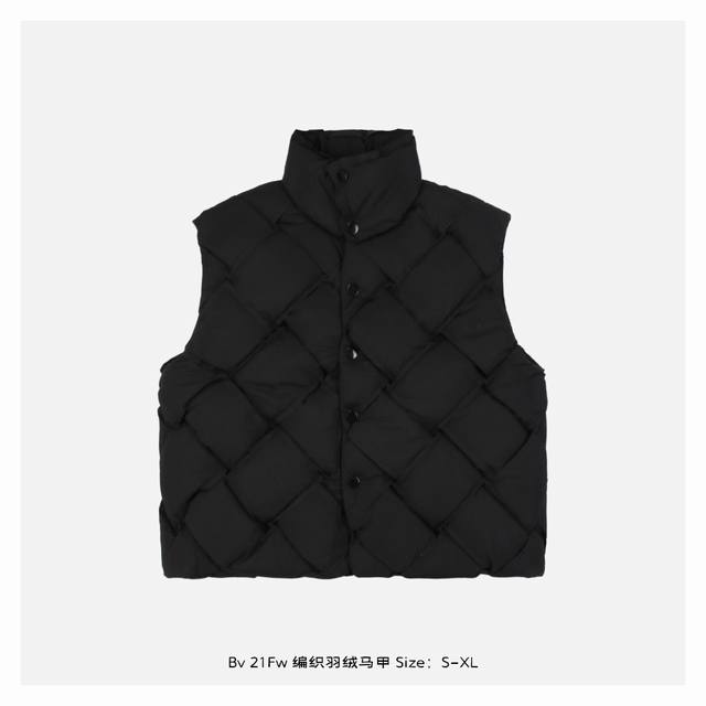 Bottega Veneta 21Fw 编织羽绒马甲 面料采用190T涤塔夫63D纱支防水布涂层，内里采用380T高密防水防跑绒胆布，任意撕扯不会爆裂，也就是这