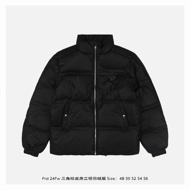 Prada 普拉达 24Fw 三角标皮质立领羽绒服 满满的高级观感，简单而不简约，无论是面料材质上还是整体轮廓，都兼备时尚造型感和良好的御寒功效，并带来舒适的穿