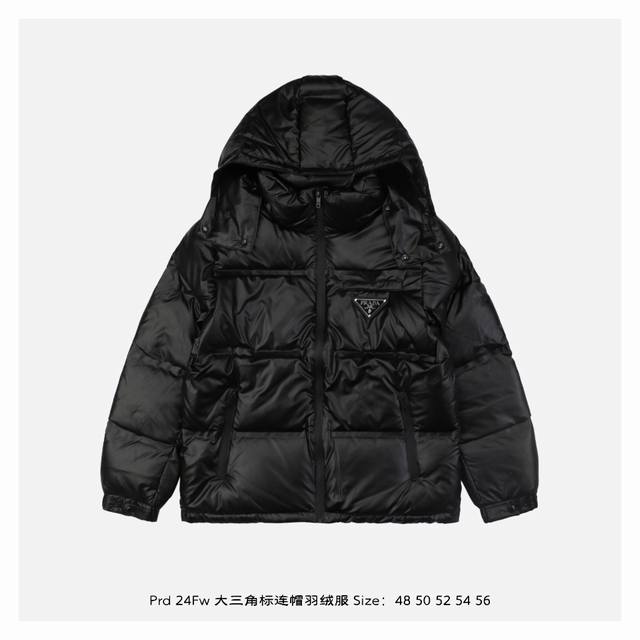 Prada 普拉达 24Fw 大三角标连帽羽绒服 此款廓形丰满的羽绒外套采用linea Rossa独特的双层轻质粘合尼龙面料打造，搭配连帽衣领、直裁衣袖和正面拉