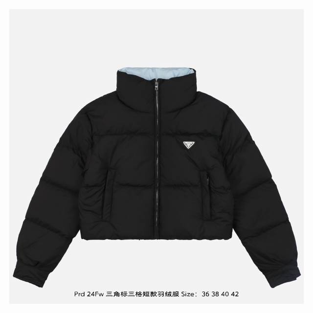 Prada 普拉达 24Fw 三角标三格短款羽绒服 满满的高级观感，简单而不简约，无论是面料材质上还是整体轮廓，都兼备时尚造型感和良好的御寒功效，并带来舒适的穿