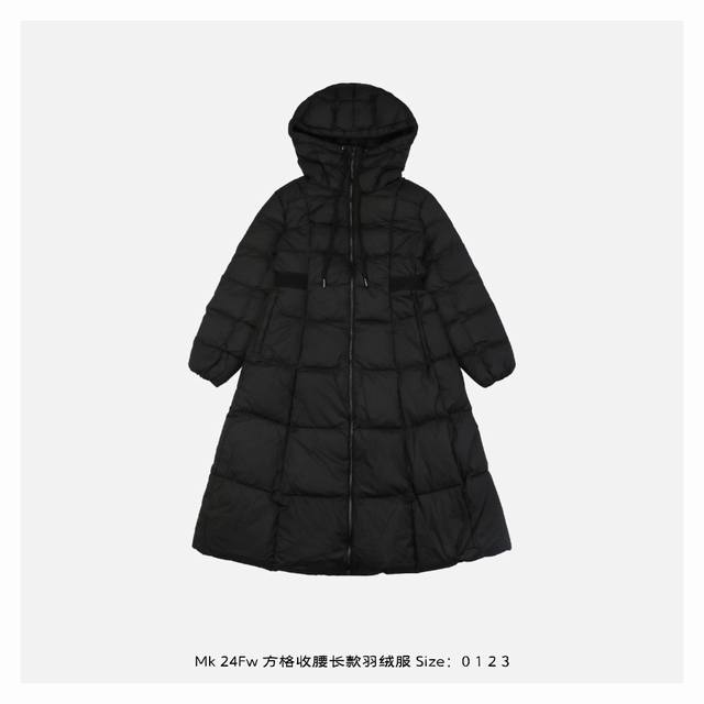 Moncler 蒙口 24Fw 方格收腰长款羽绒服 以全新比例演绎经典单品，展现无可挑剔的时尚风格，采用聚酯纤维面料制成，具有修长宽摆廓形，收腰设计衬里质感轻盈