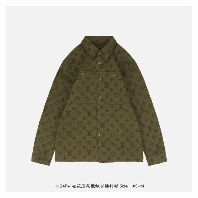 Lv 24Fw 老花压花植绒长袖衬衫 丝绒雕刻的满印老花在光源下若隐若现，这款夹克式衬衫于棉质帆布描绘全幅植绒印花，为工装剪裁注入丝绒质感，简明廓形结合中性色调