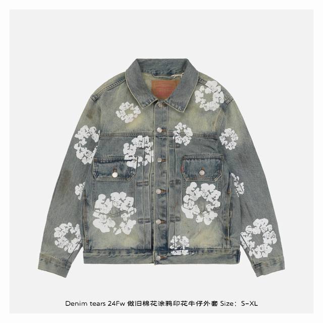 Denim Tears 24Fw 做旧棉花涂鸦印花牛仔外套 选用430克100%纯棉15盎司赛络纺牛仔布面料，面料非常厚实，成衣重度水洗做旧处理，颜色呈现泛白水