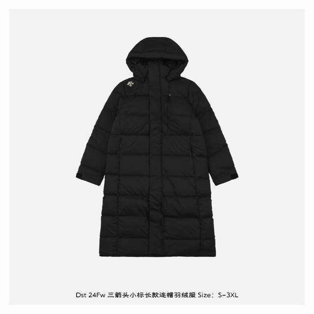 Descente 迪桑特 24Fw 三箭头小标长款连帽羽绒服 采用了进口独有的防泼水防跑绒的面料设计而成，每一个小扣件都出自客订进口扣件，加厚白鸭绒的填充，环形