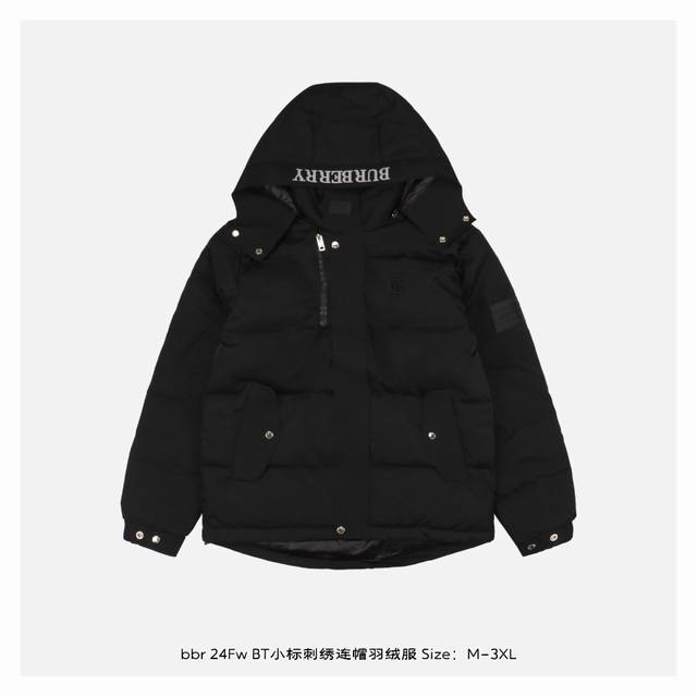 Burberry 博柏利 24Fw Bt小标刺绣连帽羽绒服 全新功能性面料，面料是隔离水分子全压胶的，左胸前是精工饱满刺绣经典logo，左袖上也是配有标志性lo