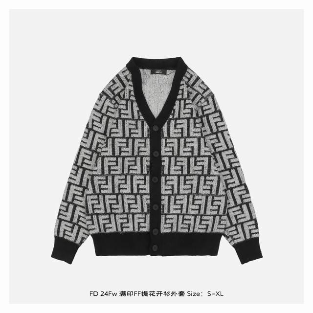 Fendi 芬迪 24Fw 满印ff提花开衫外套 采用混纺材质面料，柔顺保暖，抗起球性能好，采用进口无缝电脑横机全卷边编织，单件机编时间超过90分钟，胚身+成衣