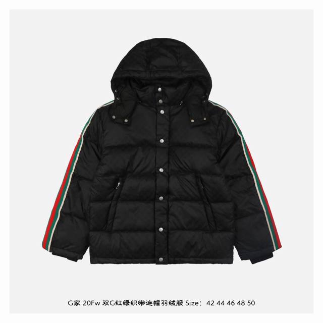 Gucci 古驰 20Fw 双g红绿织带连帽羽绒服 定制面料周期长达50天之久，防风防水，堪称冬季里的避风港，面料激光提花，使整件衣服凹凸有致，立体感更强，3D