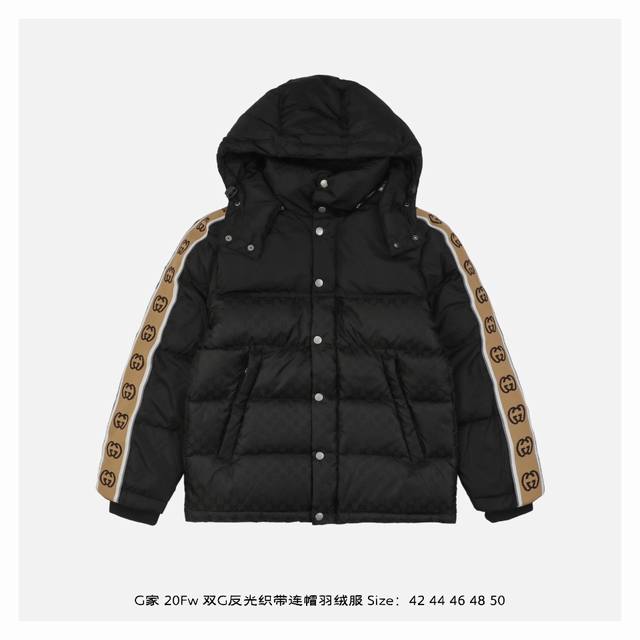 Gucci 古驰 20Fw 双g反光织带连帽羽绒服 定制面料周期长达50天之久，防风防水，堪称冬季里的避风港，面料激光提花，使整件衣服凹凸有致，立体感更强，3D