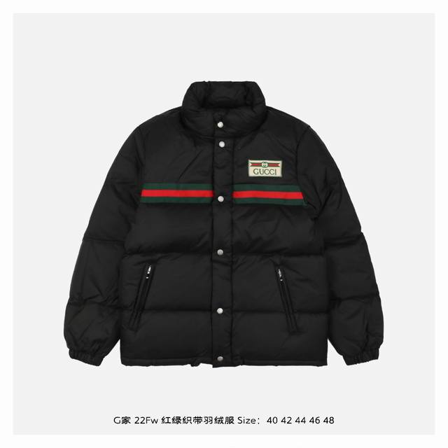 Gucci 古驰 22Fw 红绿织带羽绒服 采用100%高支低捻度的棉纶纤维纱织，通过平纹组织织造而成，里衬采用棉纶纤维，防正裂坚韧耐用，材质性能稳定，中层胆布