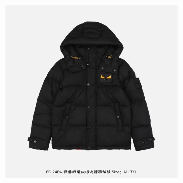 Fendi 芬迪 24Fw 怪兽眼睛皮标连帽羽绒服 面料触感轻盈柔软，透气，保暖，搭配防风门襟，进口拉链顺滑耐用。内里填充国标90白鸭绒，随意压缩收纳，摊开时回