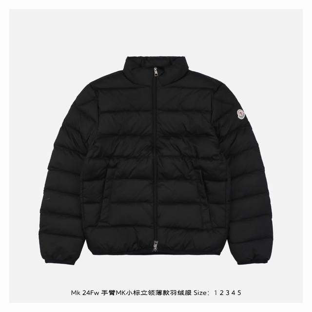 Moncler 蒙口 24Fw 手臂mk小标立领薄款羽绒服 简单到极致的设计理念，因为简单，所以青睐，纯色面料配合着一根长长的定制织带，让整件衣服的时尚感一下子