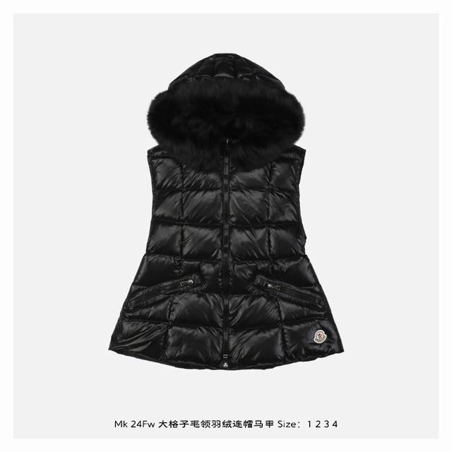 Moncler 蒙口 24Fw 大格子毛领羽绒连帽马甲 满满的高级观感，简单而不简约，无论是面料材质上还是整体轮廓，都兼备时尚造型感和良好的御寒功效，并带来舒适