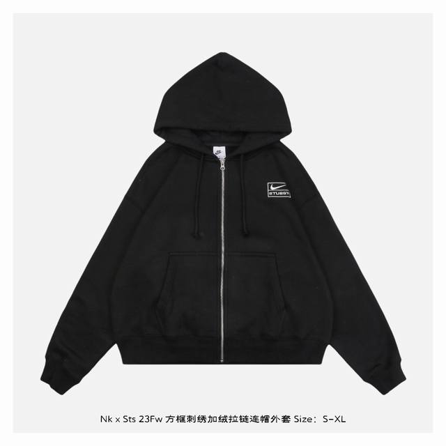 Nike X Stussy联名 23Fw 方框刺绣加绒拉链连帽外套 定制原版一致高克重抓绒面料，保暖舒适，Os立体版型连帽设计，版型偏大，进口百达灵刺绣，小标刺