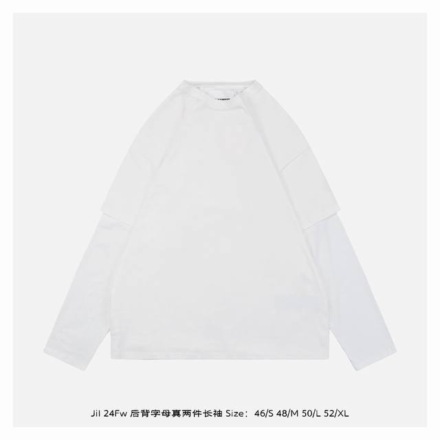 Jil Sander 24Fw 后背字母真两件长袖 面部采用26S G精梳棉，底部常用40S180G高密度爽滑棉，全棉材质定织，对版定染颜色，双面烧毛无尘食毛工