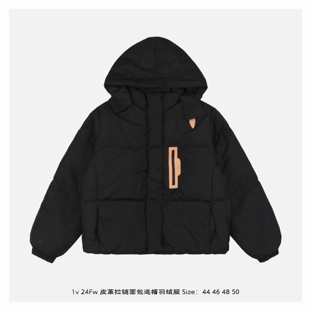 Lv 24Fw 皮革拉链面包连帽羽绒服 原版五金小羊皮配件，胸袋 Vvn 皮革压印徽标英文字样，钯金方钉镶嵌皮革标签，另有黑色弹簧扣固定的可拆卸staples