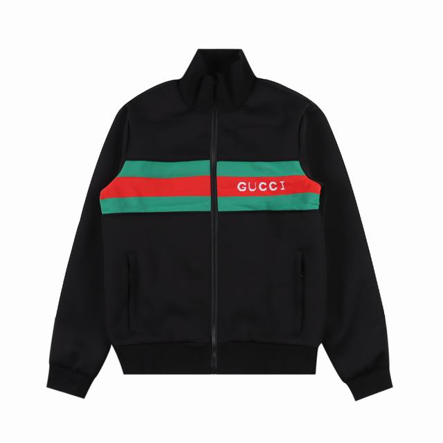 Gucci 古驰guc 24Fw 红绿提花织带套装外套 轻质氯丁橡胶面料，主要原料进行聚合而生产的合成橡胶制作的面料。氯丁橡胶面料具有良好的物理机械性能，包括抗