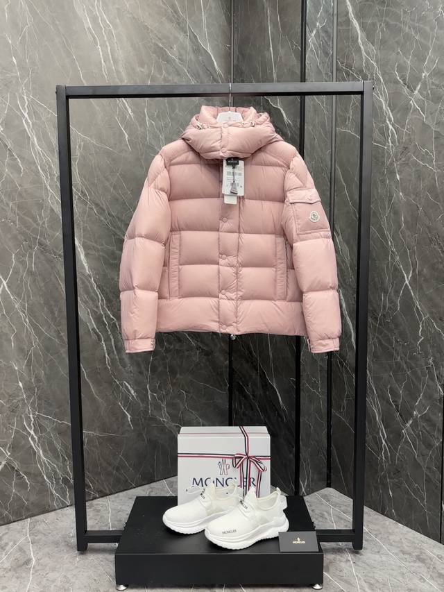 注：即将上市 Moncler 新品 Maya 冬季羽绒服夹克外套.干枯玫瑰粉.中国限定白.火的一塌糊涂.反季柜台都是要抢的爆款 标志性的moncler 羽绒夹克