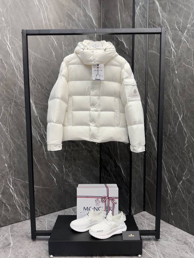 爆款推送moncler 新品 Maya 冬季羽绒服夹克外套.干枯玫瑰粉.中国限定白.火的一塌糊涂.反季柜台都是要抢的爆款 标志性的moncler 羽绒夹克具有高