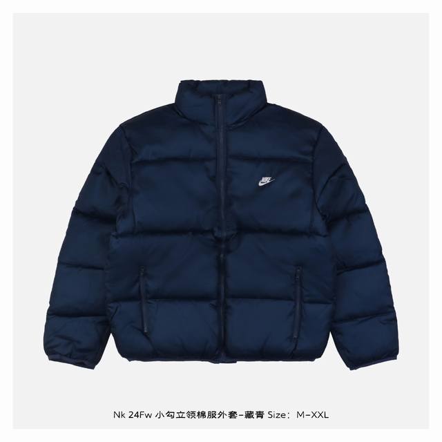 Nike 24Fw 小勾立领棉服外套-藏青 灵感源自八十年代复古，采用定制面料制作而成，官方同款，面料经过同缸染色工艺处理，手感舒适柔软，既时尚又具有个性，无论