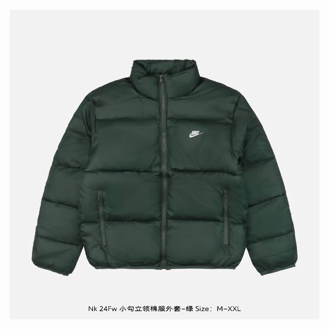 Nike 24Fw 小勾立领棉服外套-绿 灵感源自八十年代复古，采用定制面料制作而成，官方同款，面料经过同缸染色工艺处理，手感舒适柔软，既时尚又具有个性，无论男