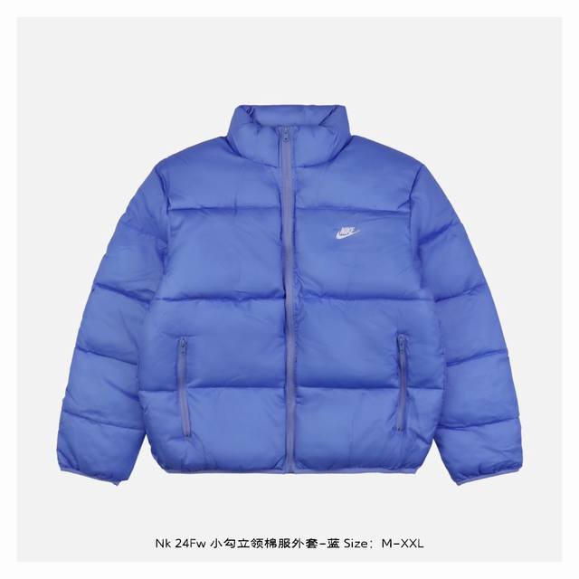 Nike 24Fw 小勾立领棉服外套-蓝 灵感源自八十年代复古，采用定制面料制作而成，官方同款，面料经过同缸染色工艺处理，手感舒适柔软，既时尚又具有个性，无论男