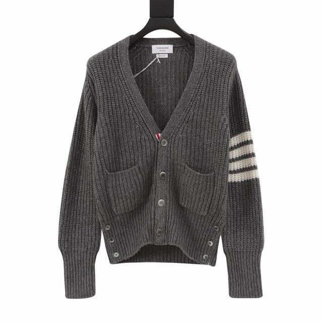 Thom Browne Tb 汤姆布朗 24Fw 加厚元宝针毛衣开衫 本产品跟据原版采用澳毛条羊毛，整件使用德国进口正3针型机器元宝针法，针法粗矿又低调奢华 ，