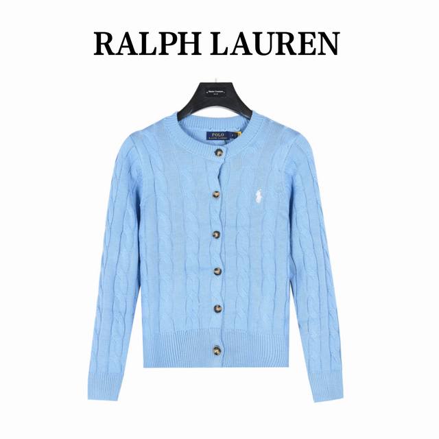 Ralph Lauren 拉夫劳伦 经典绞花编结针织毛衣开衫外套 女款 经典战马刺绣，没有过多的繁琐复杂。 进口羊毛纱棉面料，舒适有质感。 面料做了加厚，给各位