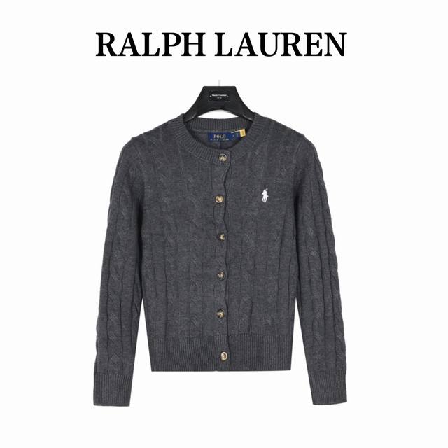 Ralph Lauren 拉夫劳伦 经典绞花编结针织毛衣开衫外套 女款 经典战马刺绣，没有过多的繁琐复杂。 进口羊毛纱棉面料，舒适有质感。 面料做了加厚，给各位