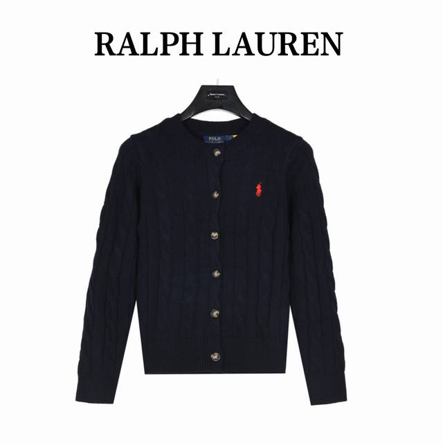 Ralph Lauren 拉夫劳伦 经典绞花编结针织毛衣开衫外套 女款 经典战马刺绣，没有过多的繁琐复杂。 进口羊毛纱棉面料，舒适有质感。 面料做了加厚，给各位