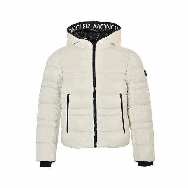 Moncler 蒙口 Tharon 门襟字母印花羽绒服 56款 采用欧标95%白鸭绒，衣袖饰有logo贴花、衬垫设计、Logo边饰、经典兜帽、正面饰有拉链、长袖