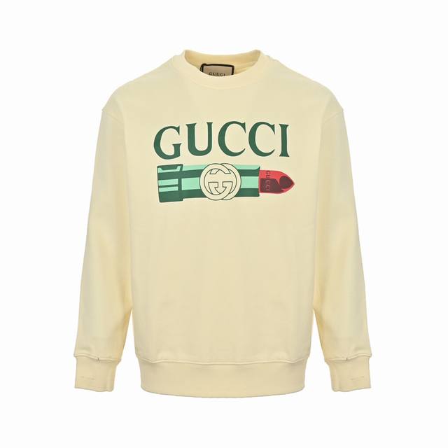 Gucci 古驰 24Fw 口红印花圆领卫衣 选用客供定制针织100%纯棉面打造,面料手感细腻，厚实有质感的纯棉布 高密度的机织工艺，如棉絮般柔紧致舒适 有挺括